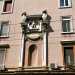 Sulla facciata che fronteggia l'antica Manifattura dei tabacchi, campeggia unedicola celebrativa di chiara ascendenza michelangiolesca con inciso lanno fascista di edificazione (1928). Tra le due colonne in marmo, ingrigite e sormontate dallo stemma sabaudo, regnano la scultura di un'aquila, antico simbolo romano ripreso dal regime in molte costruzioni, e una nicchia vuota che quasi sicuramente in origine ospitava un fascio littorio